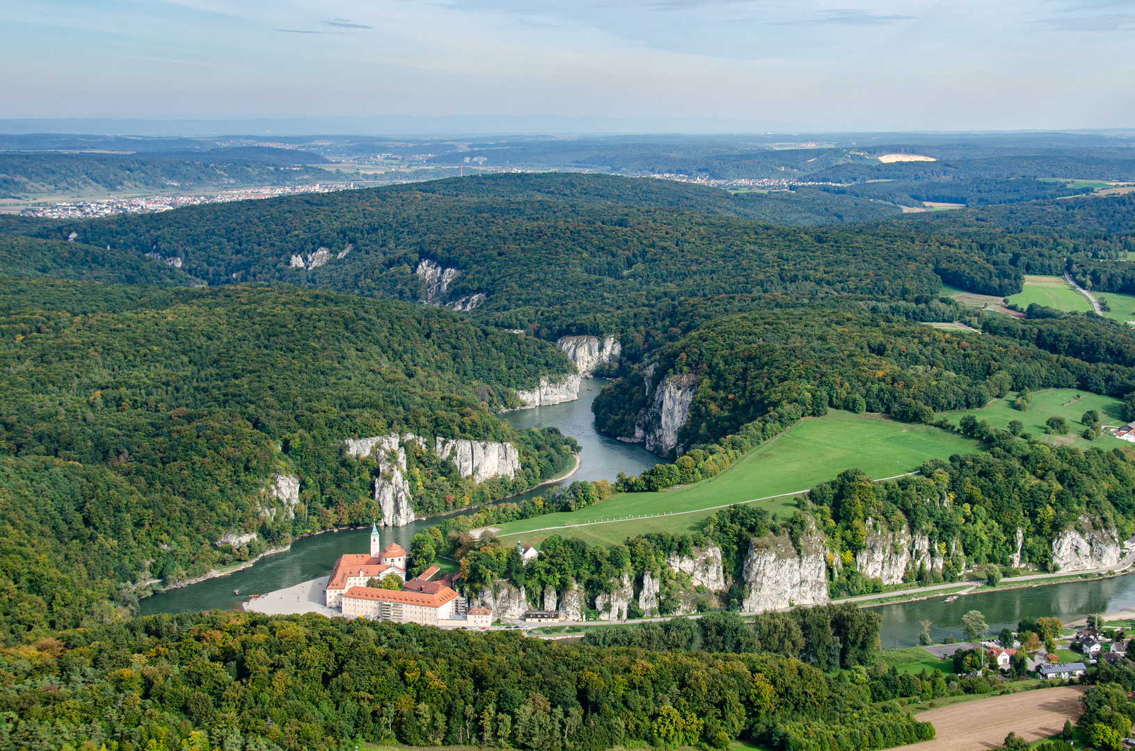 Kloster Weltenburg im Herbst aus der Luft