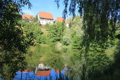 Klosteranlage spiegelt sich im Wasser