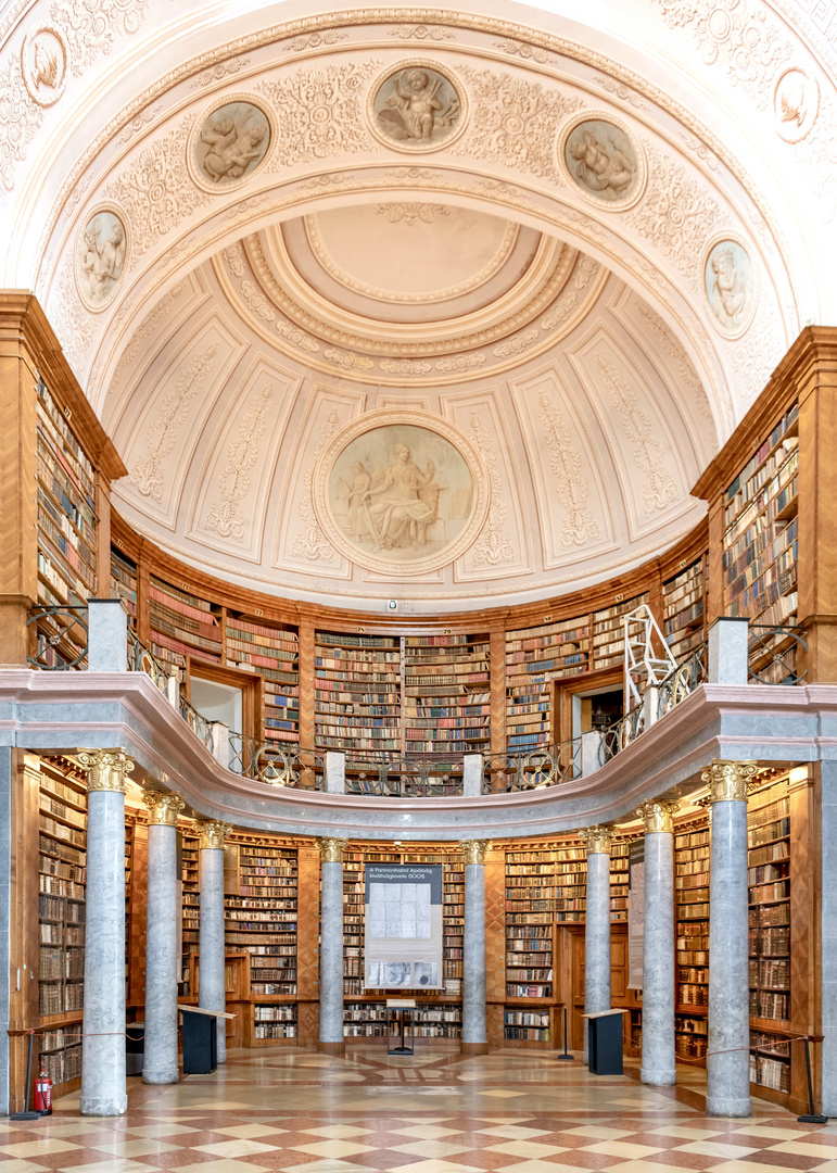 Klosterbibliothek in der Benediktiner Erzabtei Pannonhalma