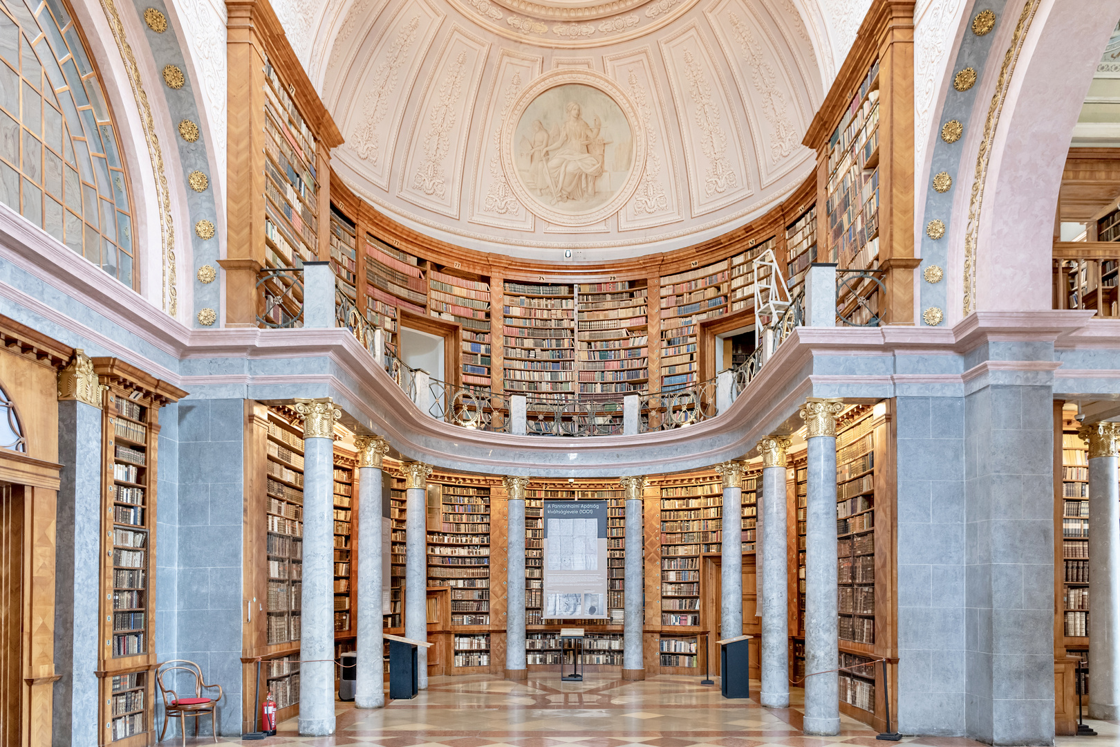 Klosterbibliothek in der Benediktiner Erzabtei Pannonhalma