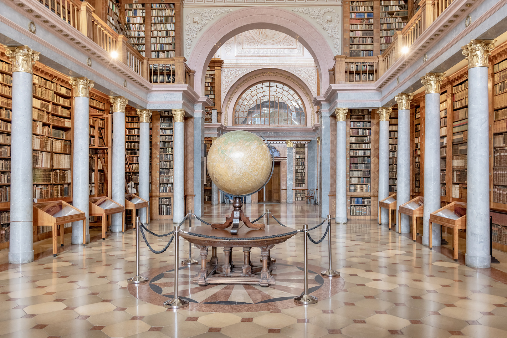 Klosterbibliothek in der Benediktiner Erzabtei Pannonhalma