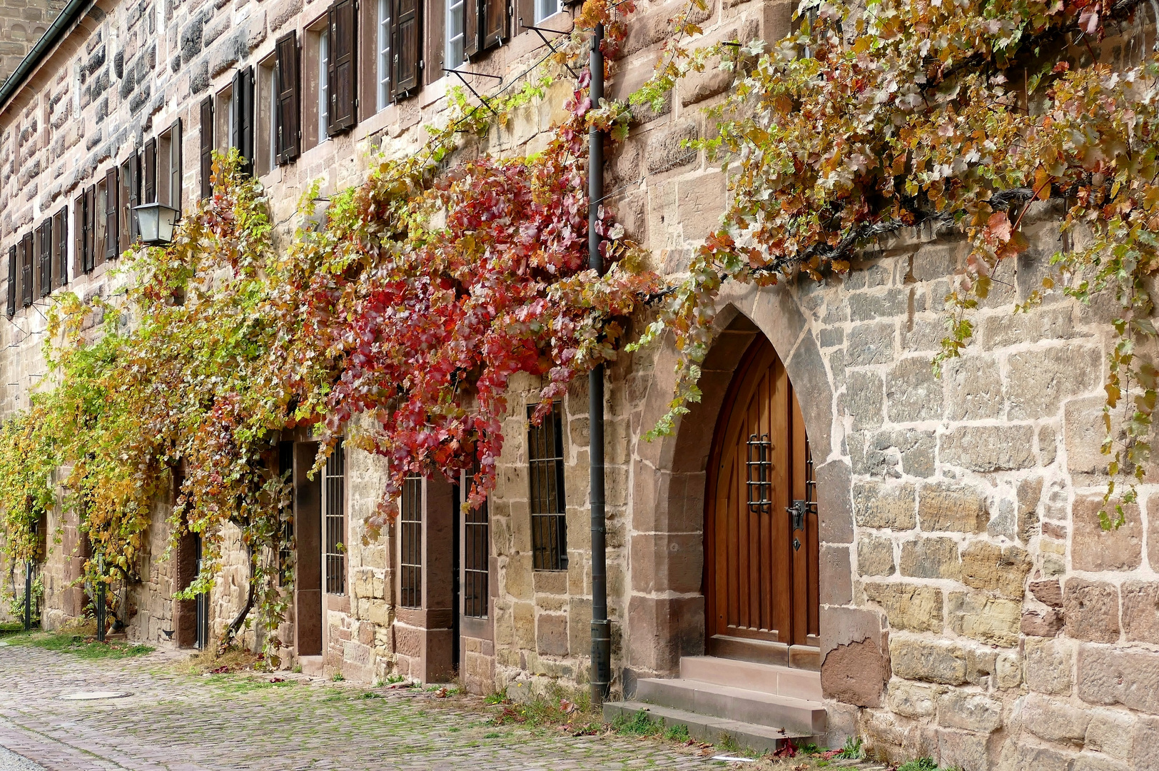 Klostergebäude mit Herbstschmuck