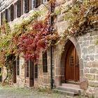 Klostergebäude mit Herbstschmuck