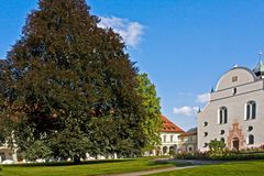 KLOSTERHOF MIT URALTER ROTBUCHE