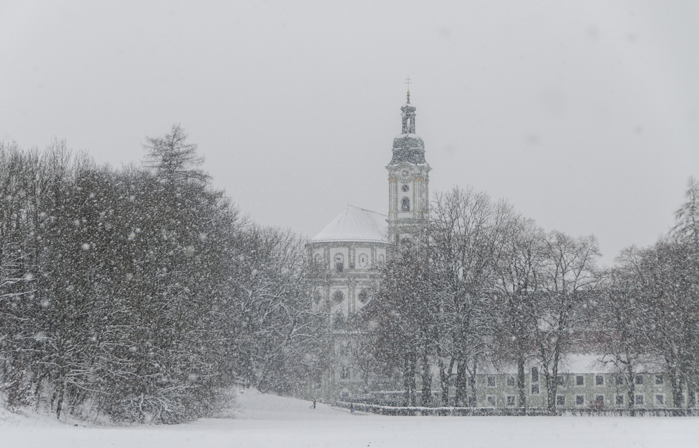 Klosterkirche im Schneegestöber