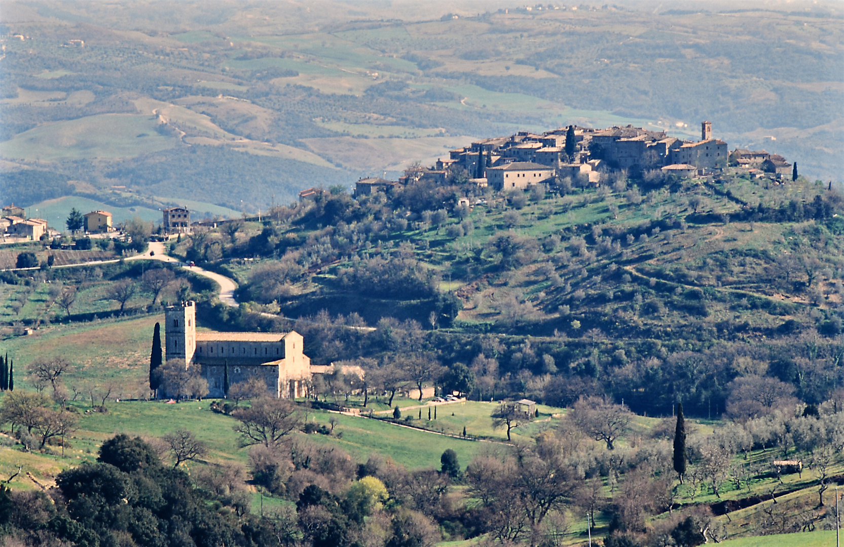 Klosterkirche in der Landschaft