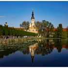 Klosterkirche St. Mariä Himmelfahrt in Neuzelle mit vorgelagertem Klosterteich 