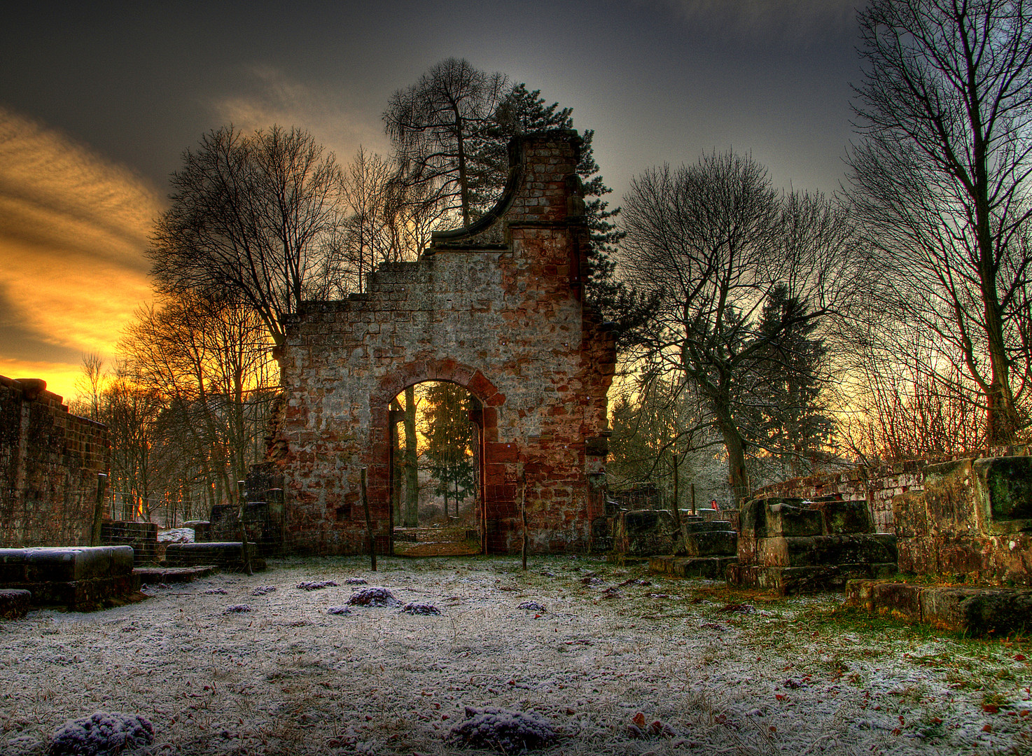 Klosterruine Wörschweiler Portal gegen Sonnenuntergang