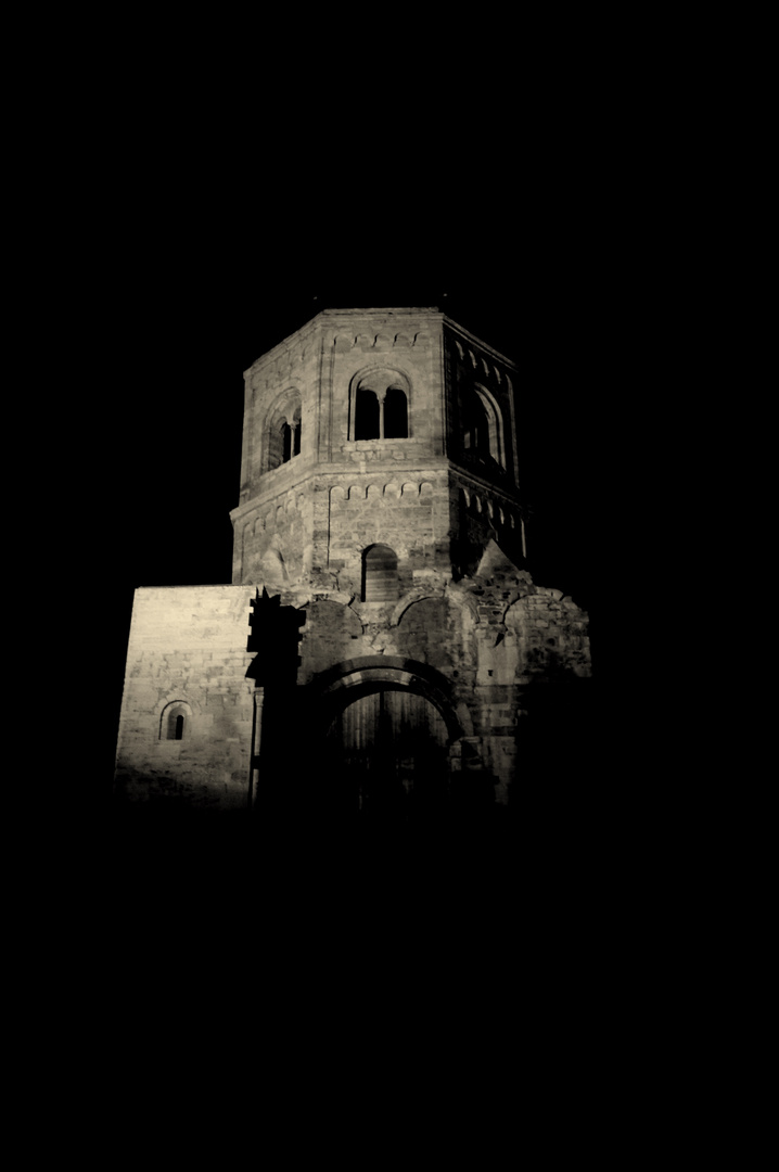 Klosterturm bei Nacht [Schwarz/Weiß]