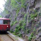 Klusenstein im Hönnetal, Felssicherung über den Schienen.