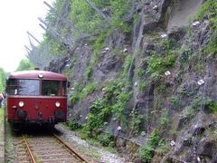 Klusenstein im Hönnetal, Felssicherung über den Schienen.