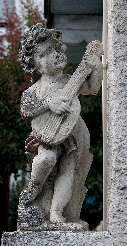 Knabe mit Guitarre (oder Mandoline)