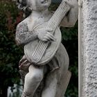 Knabe mit Guitarre (oder Mandoline)