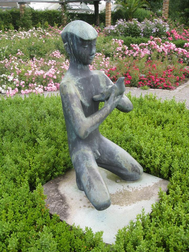 "Knabe mit Taube" von Kurt Lehmann (1953)  |  Botanischer Garten, Kassel