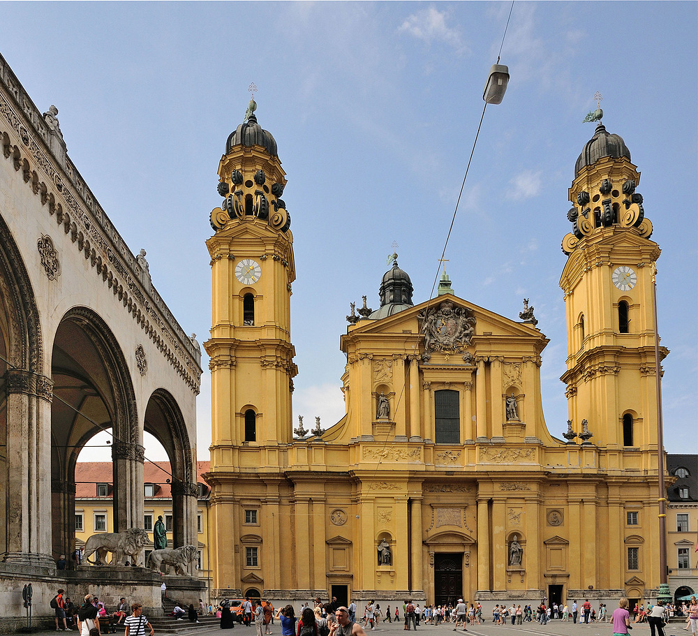 Knallgelb liegt die Theatinerkirche...