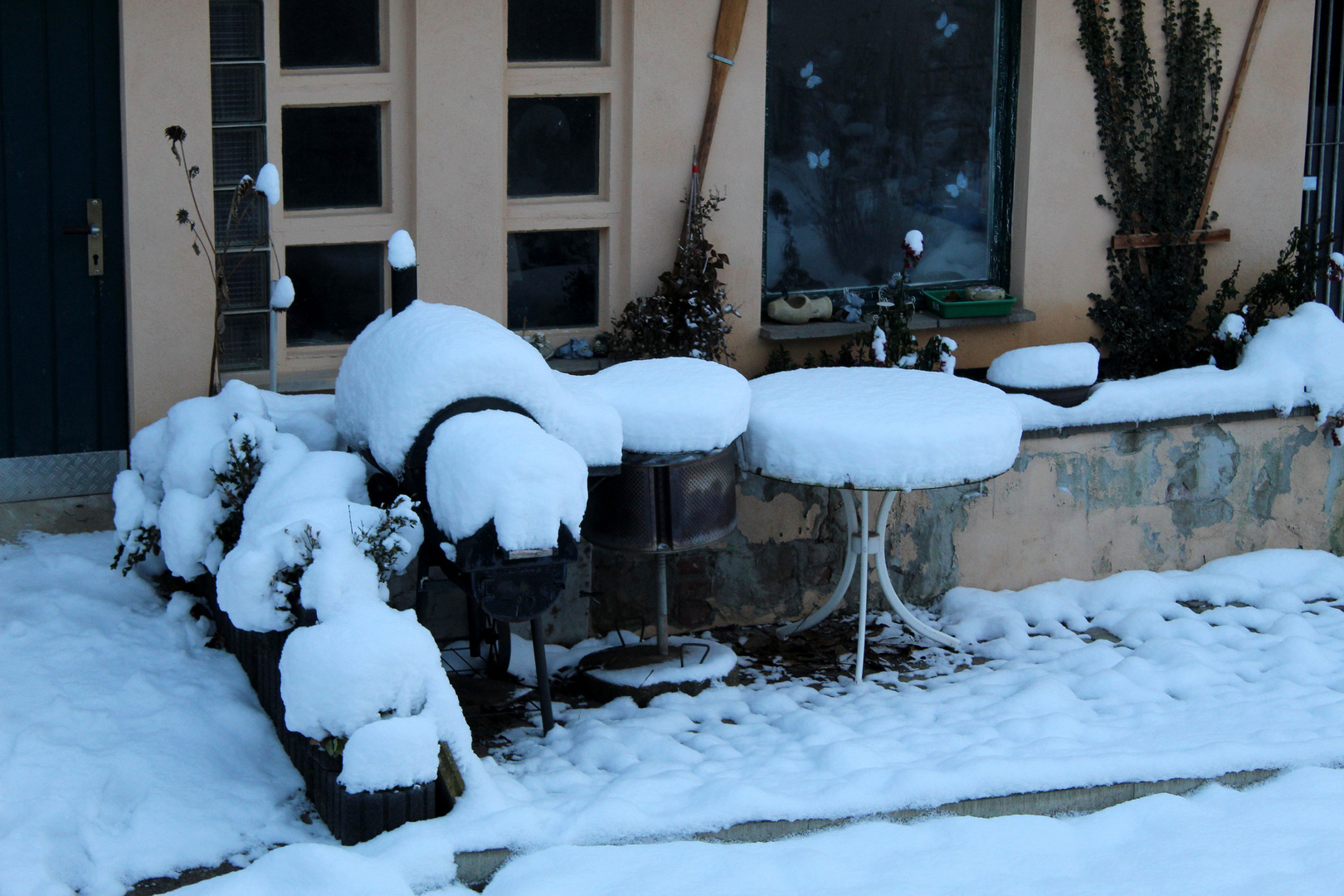 knapp 30 cm liegen hier überall rum vom dem  weißen Zeug