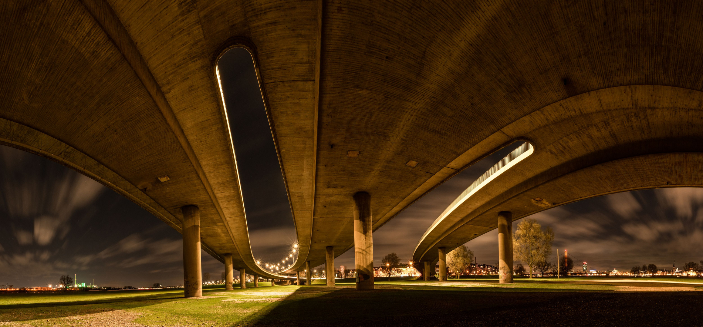 Kniebrücke Düsseldorf