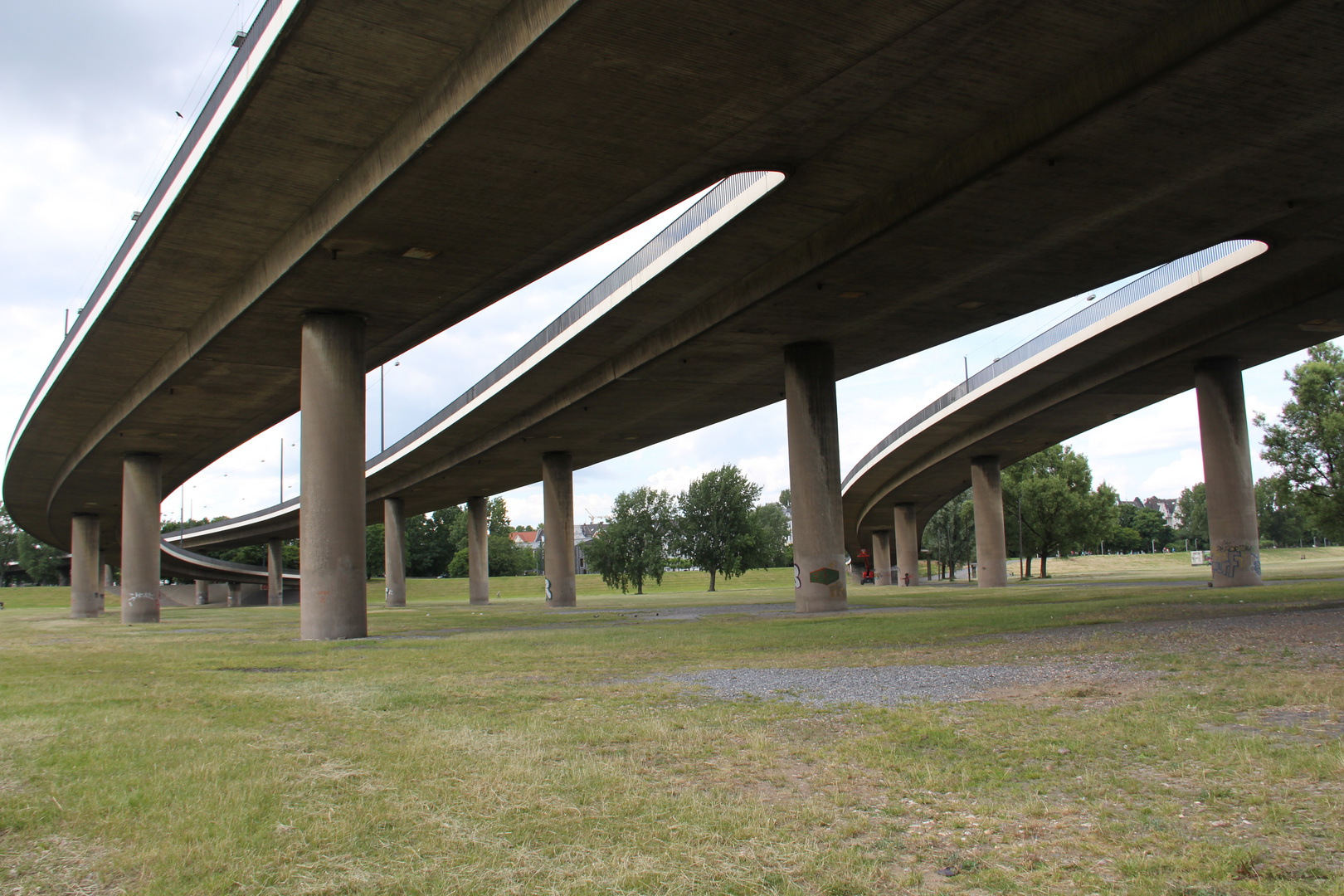 Kniebrücke Düsseldorf (Oberkasseler Seite)