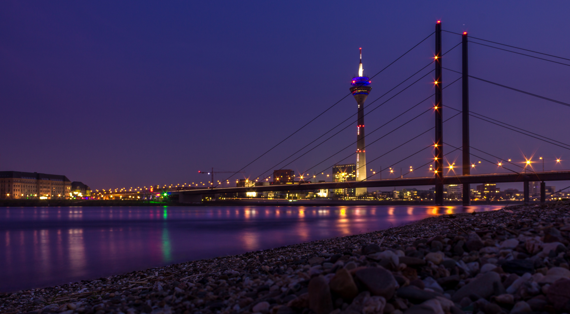 kniebrücke & rheinturm bei nacht