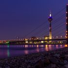 kniebrücke & rheinturm bei nacht