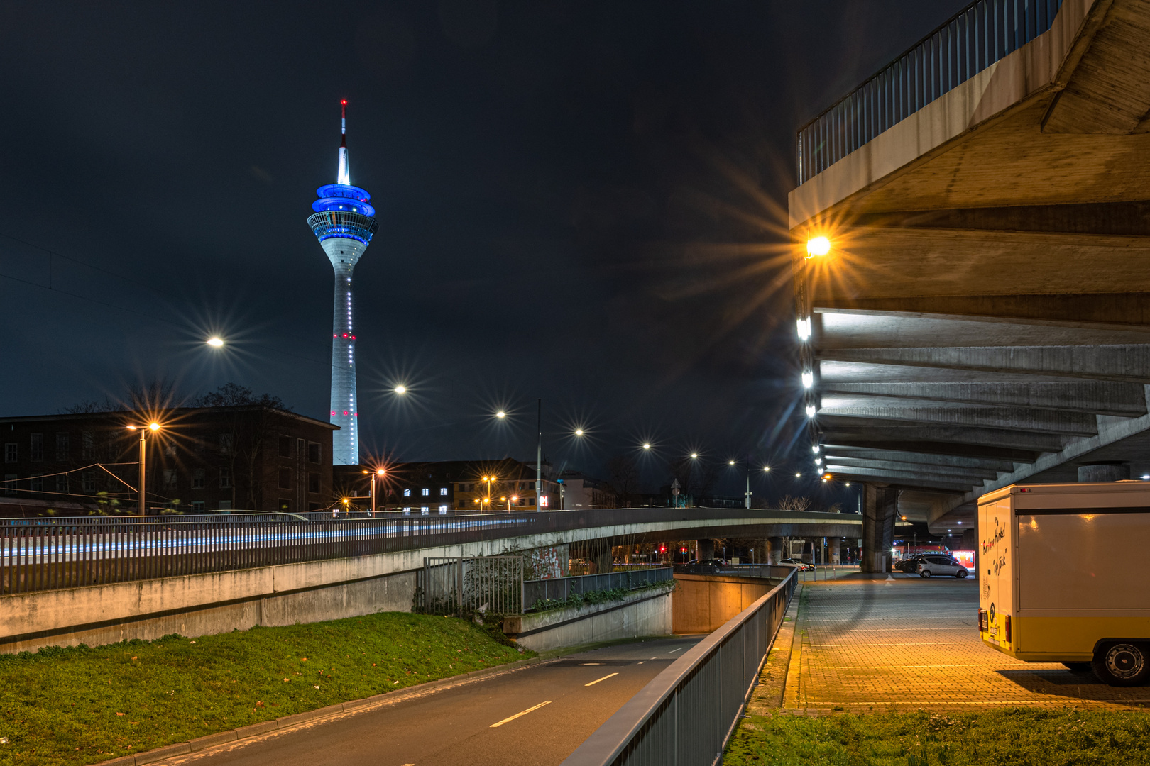 Kniebrücke und Rheinturm