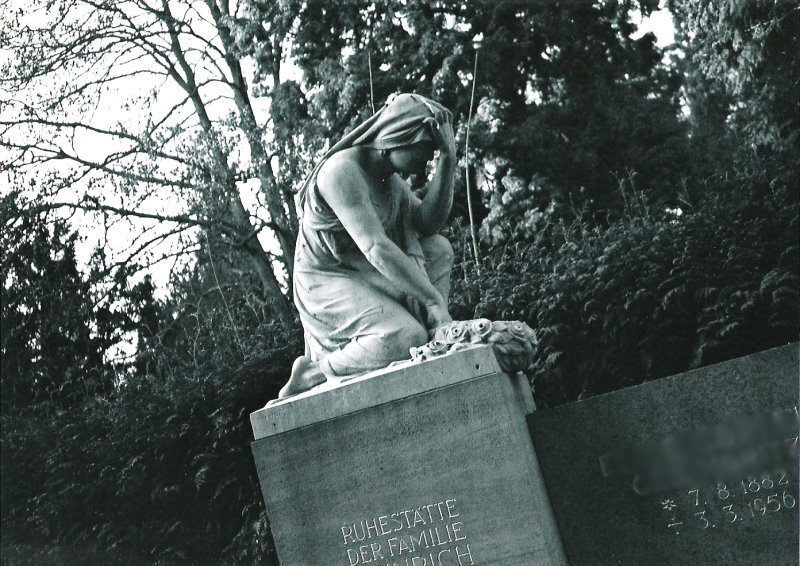 Kniende Statue auf Grabstein