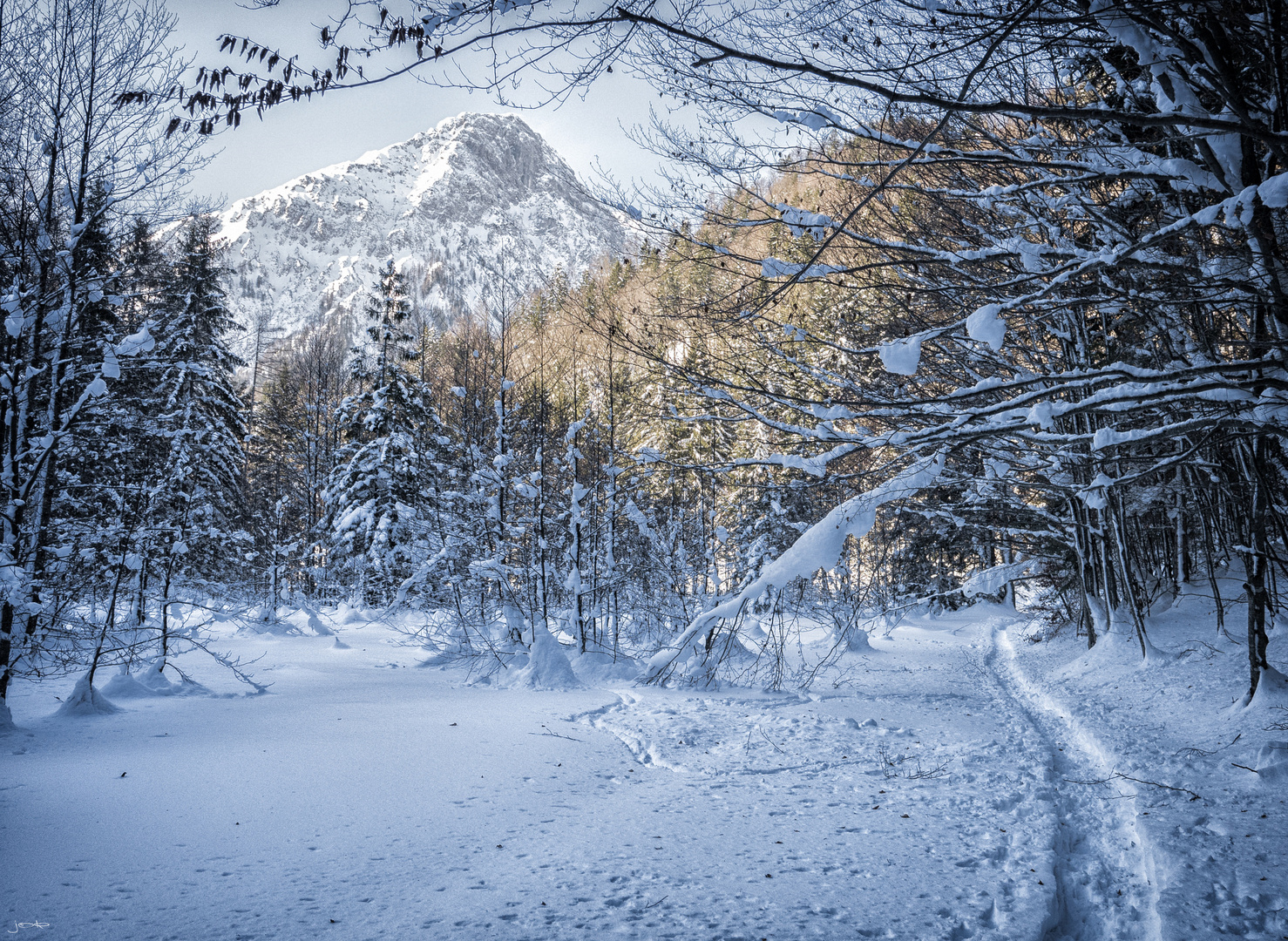 knirschende Schritte im tiefen Schnee