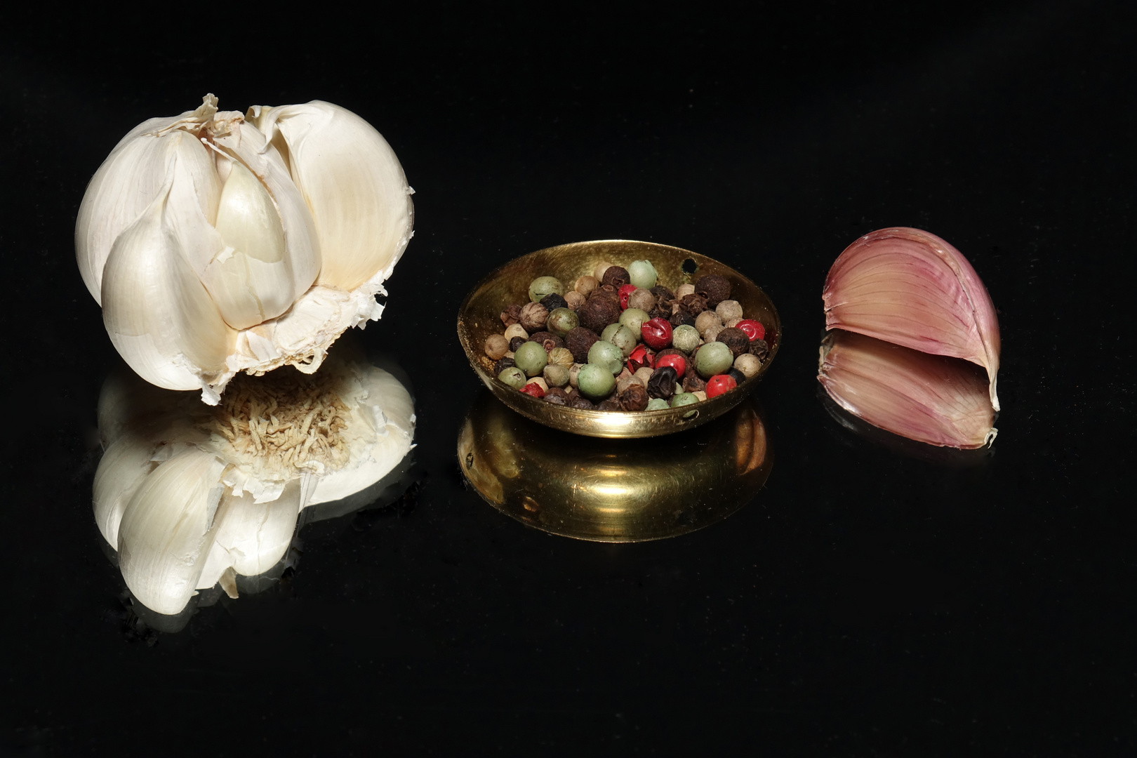 Knoblauch mit Pfefferkörnern Foto &amp; Bild | food, studio, stillleben ...