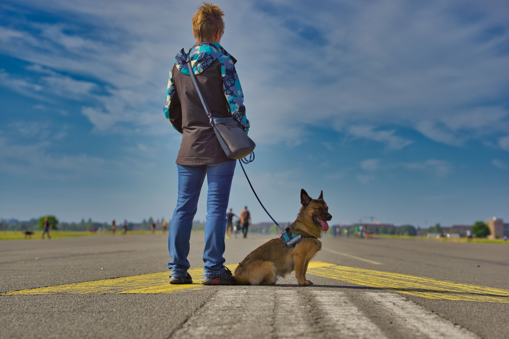 Knuti und Frauchen auf dem Tempelhofer Feld