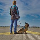 Knuti und Frauchen auf dem Tempelhofer Feld