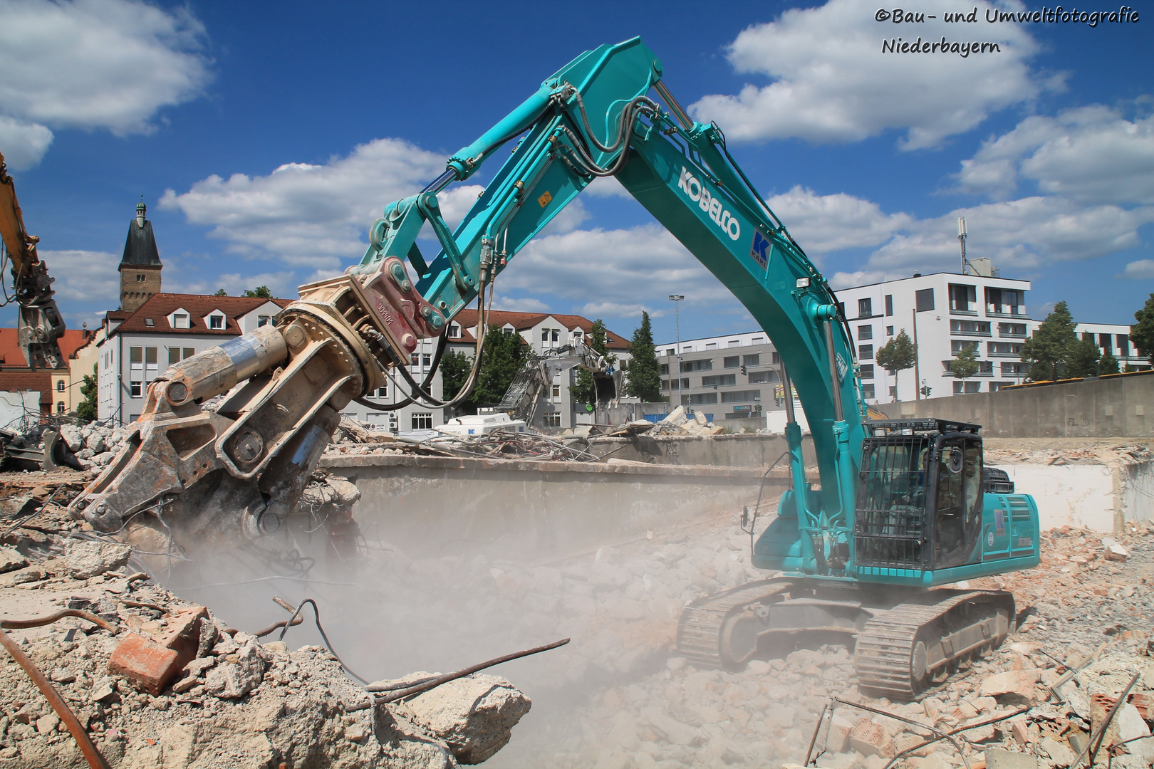 Kobelco SK 350NLC bei Abbrucharbeiten in Bayern