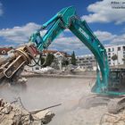 Kobelco SK 350NLC bei Abbrucharbeiten in Bayern