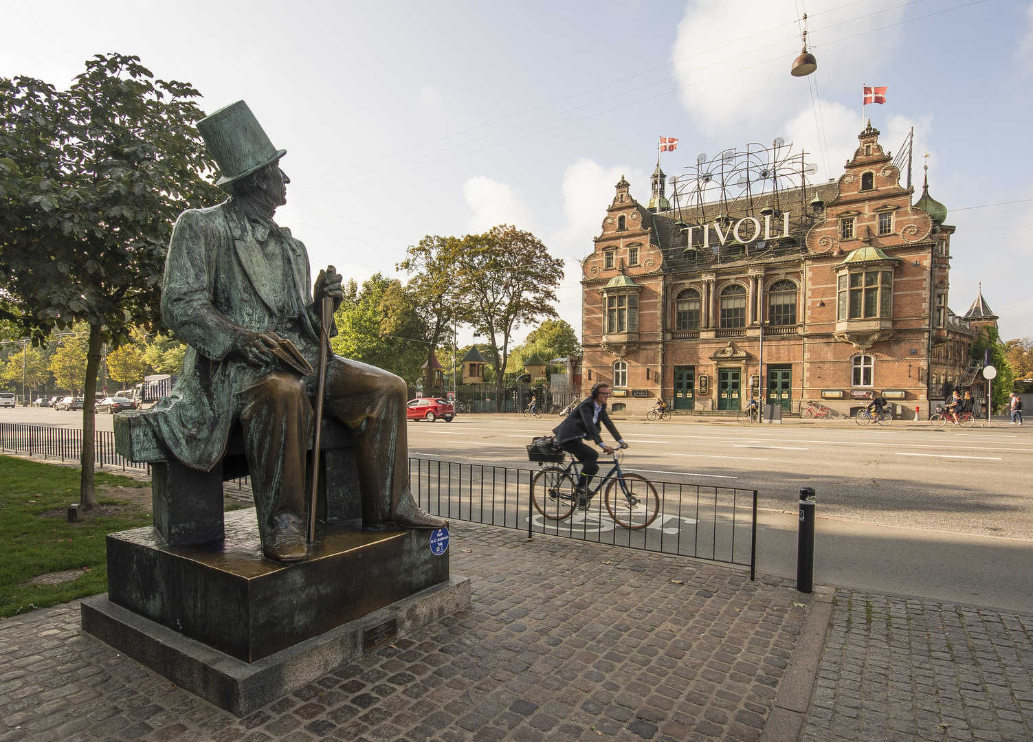 Kobenhavn - Radhuspladsen - Statue of Andersen & Tivoli Gardens