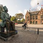 Kobenhavn - Radhuspladsen - Statue of Andersen & Tivoli Gardens