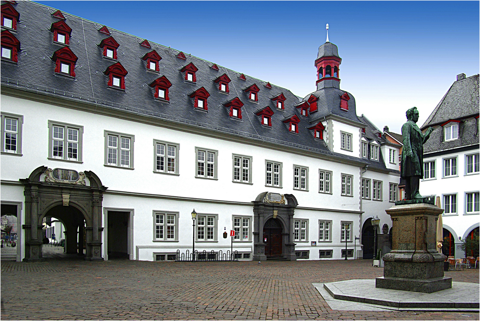 Koblenz (Jesuitenplatz mit Rathaus und Johannes Müller Denkmal)