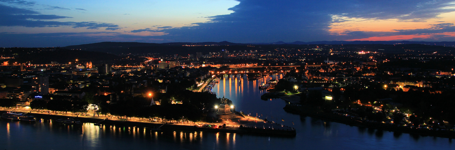 Koblenz und Deutsches Eck nach Sonnenuntergang