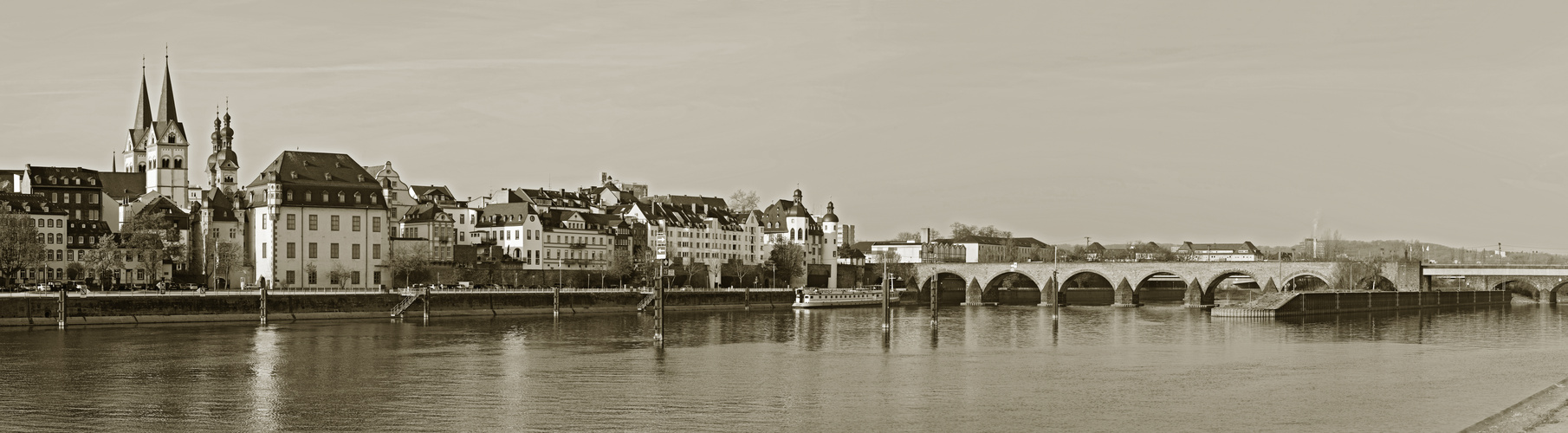 Koblenzer Altstadt mit Balduinbrücke in monochrom