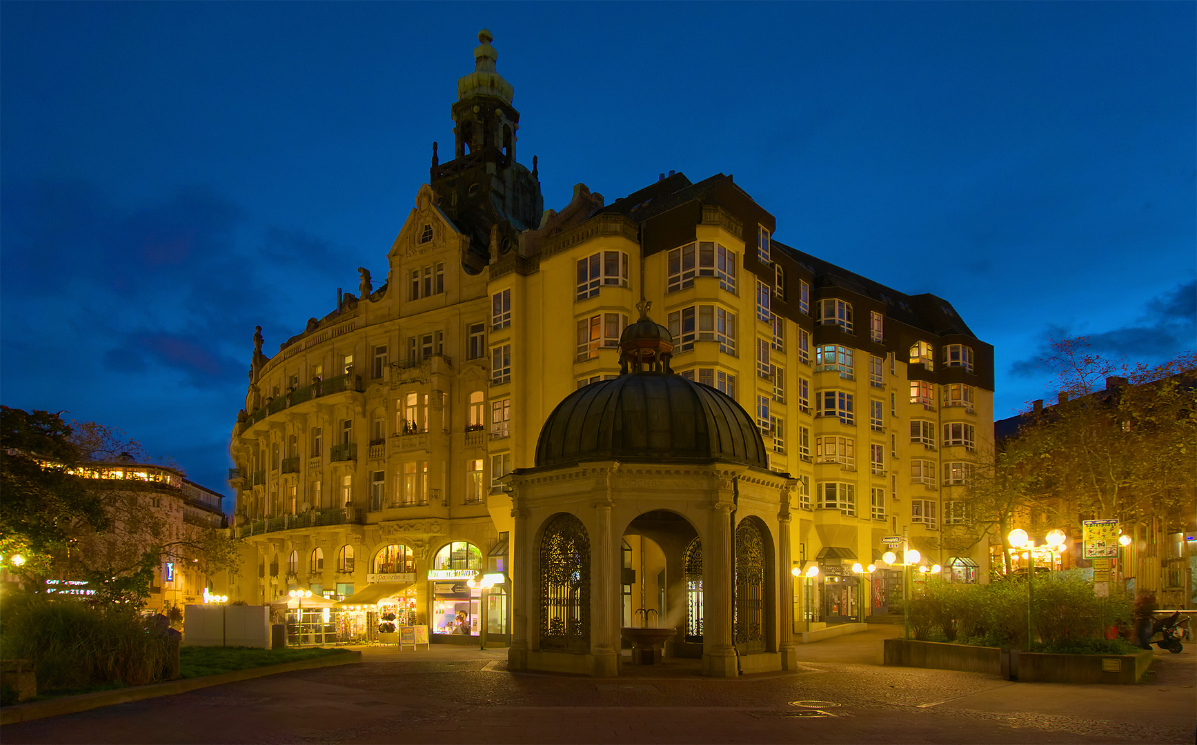 Kochbrunnen und Palasthotel