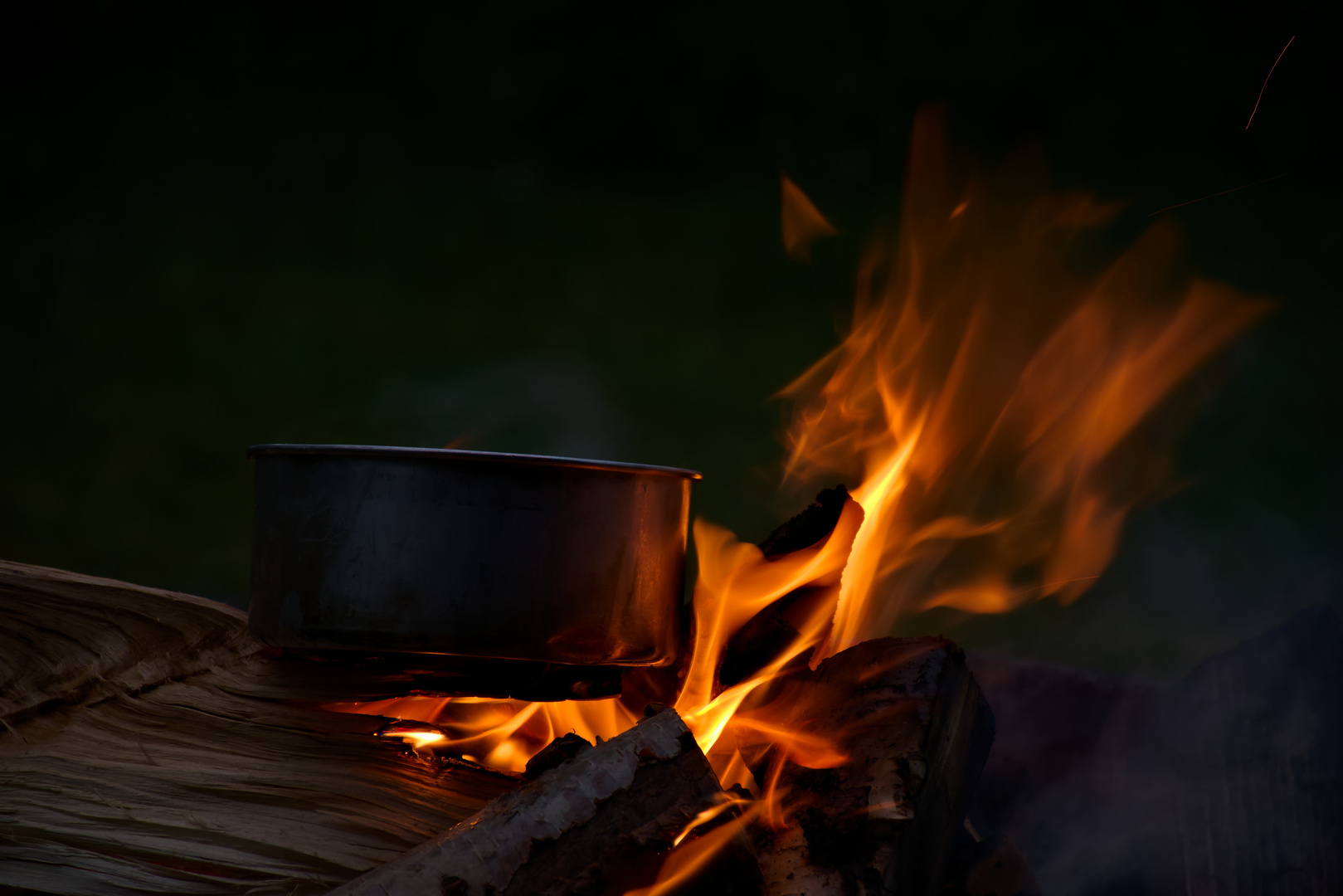 Kochtopf im Feuer