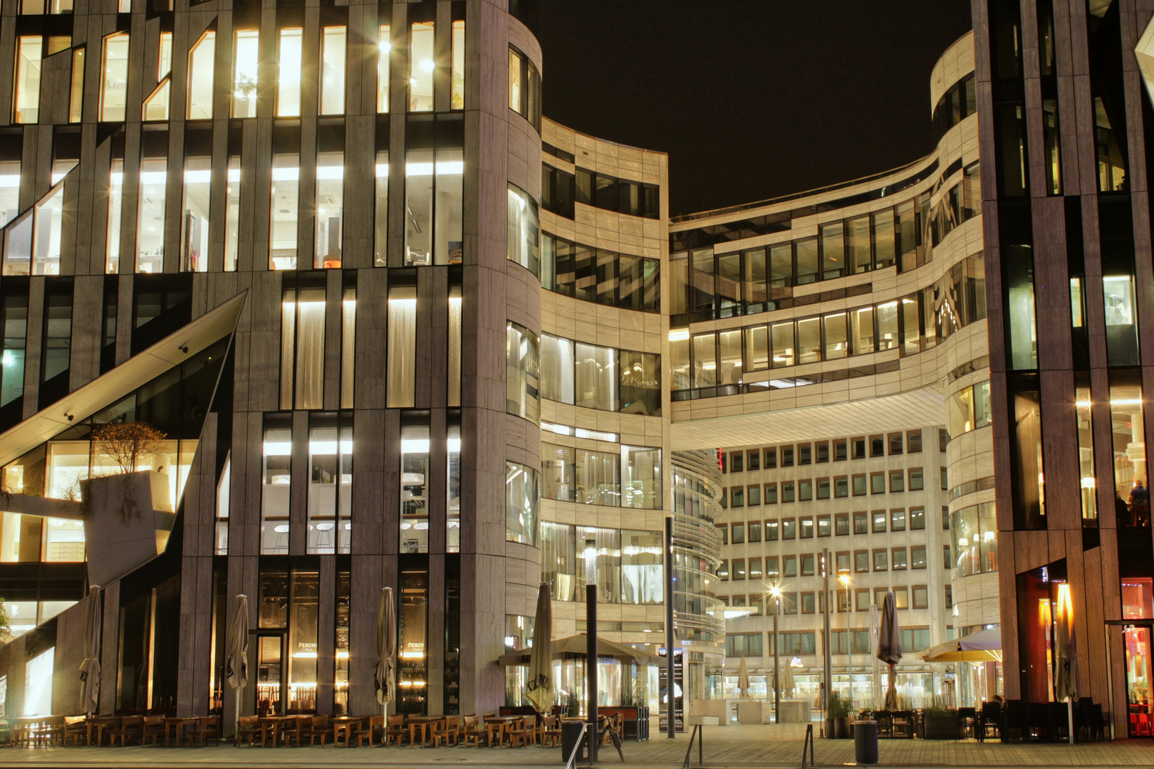 Kö-Bogen in Düsseldorf bei Nacht