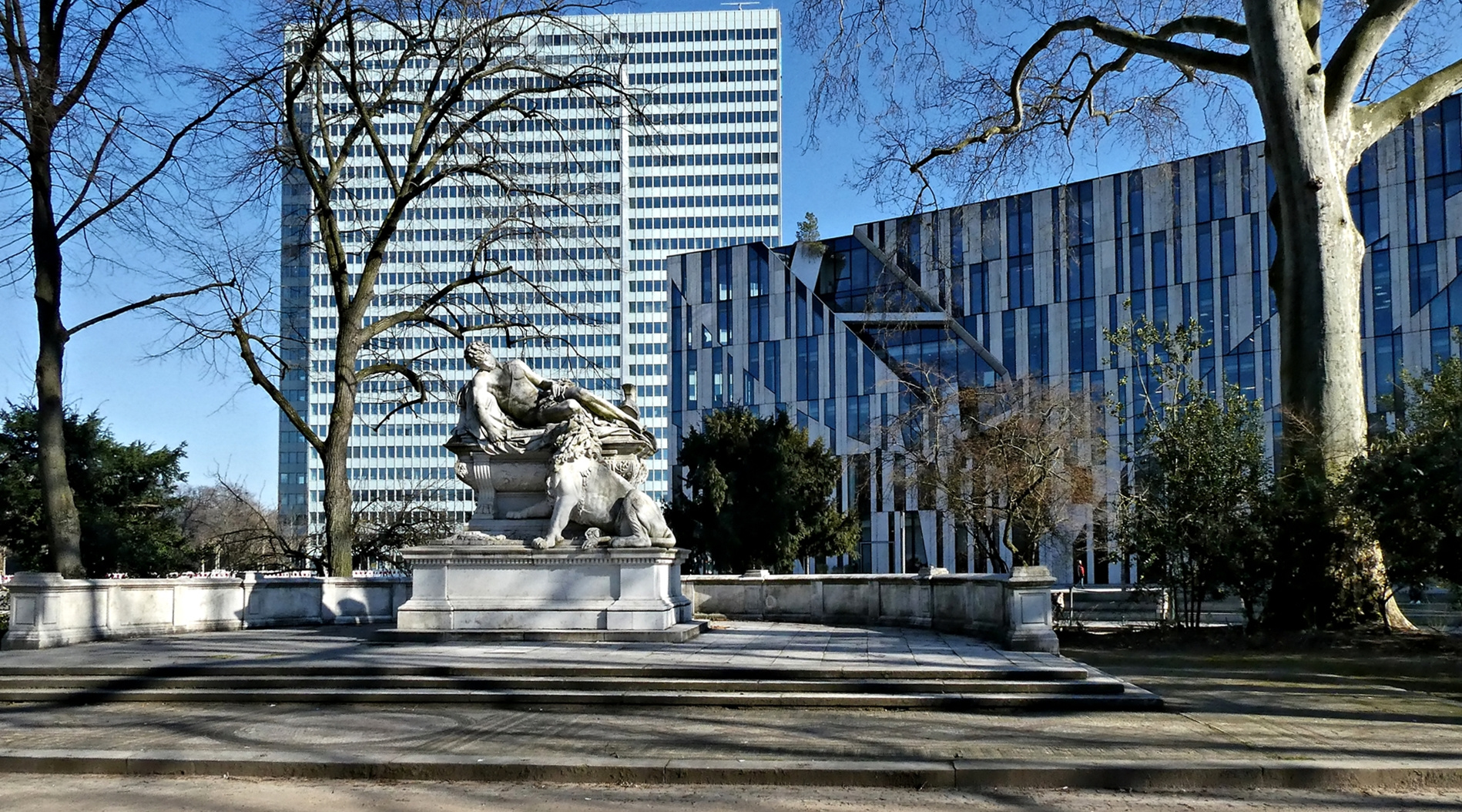 - Kö-Bogen, Kriegerdenkmal, Dreischeibenhaus - 