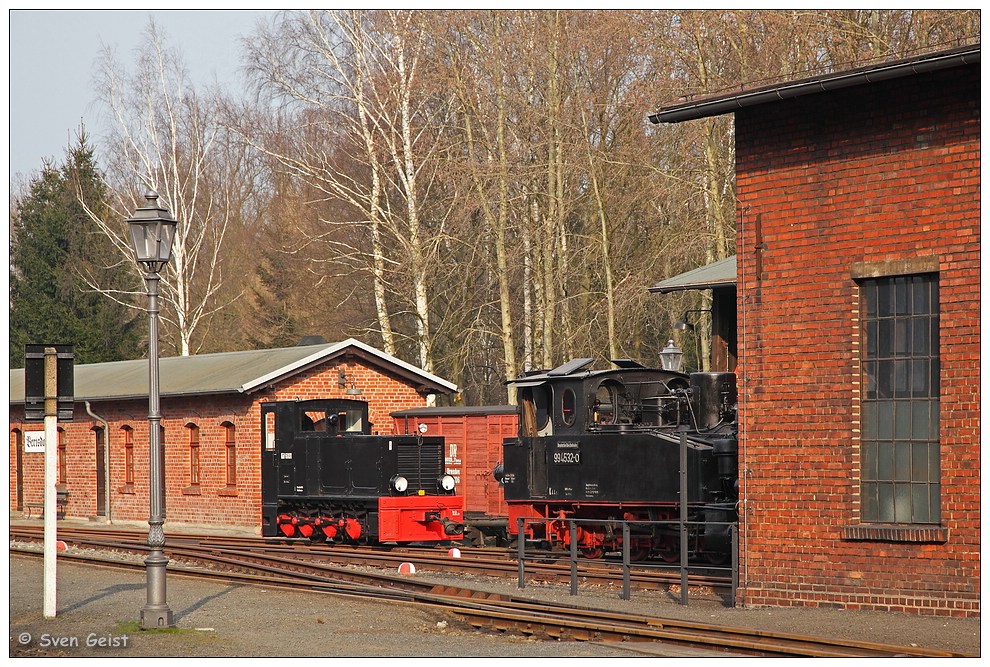 Köf 6001 und 99 4532 vor dem Bertsdorfer Heizhaus