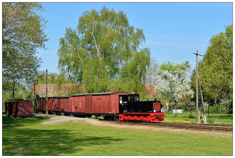 Köf 6003 mit Güterzug im Bahnhof Lindenberg