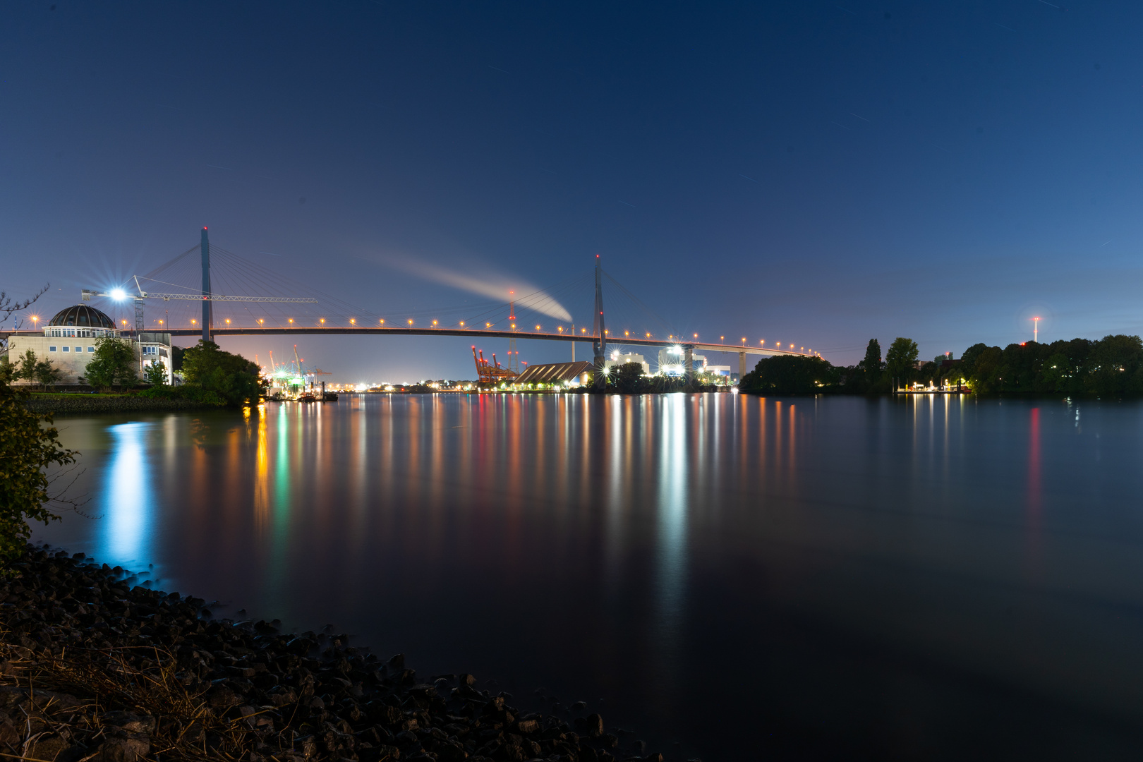 Köhlbrandbrücke bei Nacht.