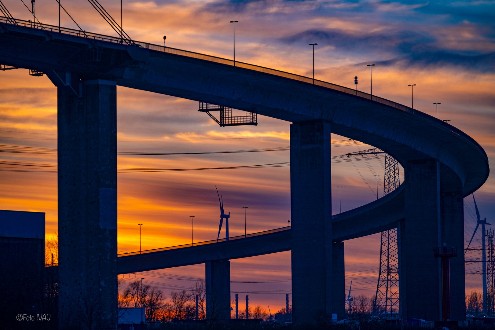 Köhlbrandbrücke bei Sonnenuntergang