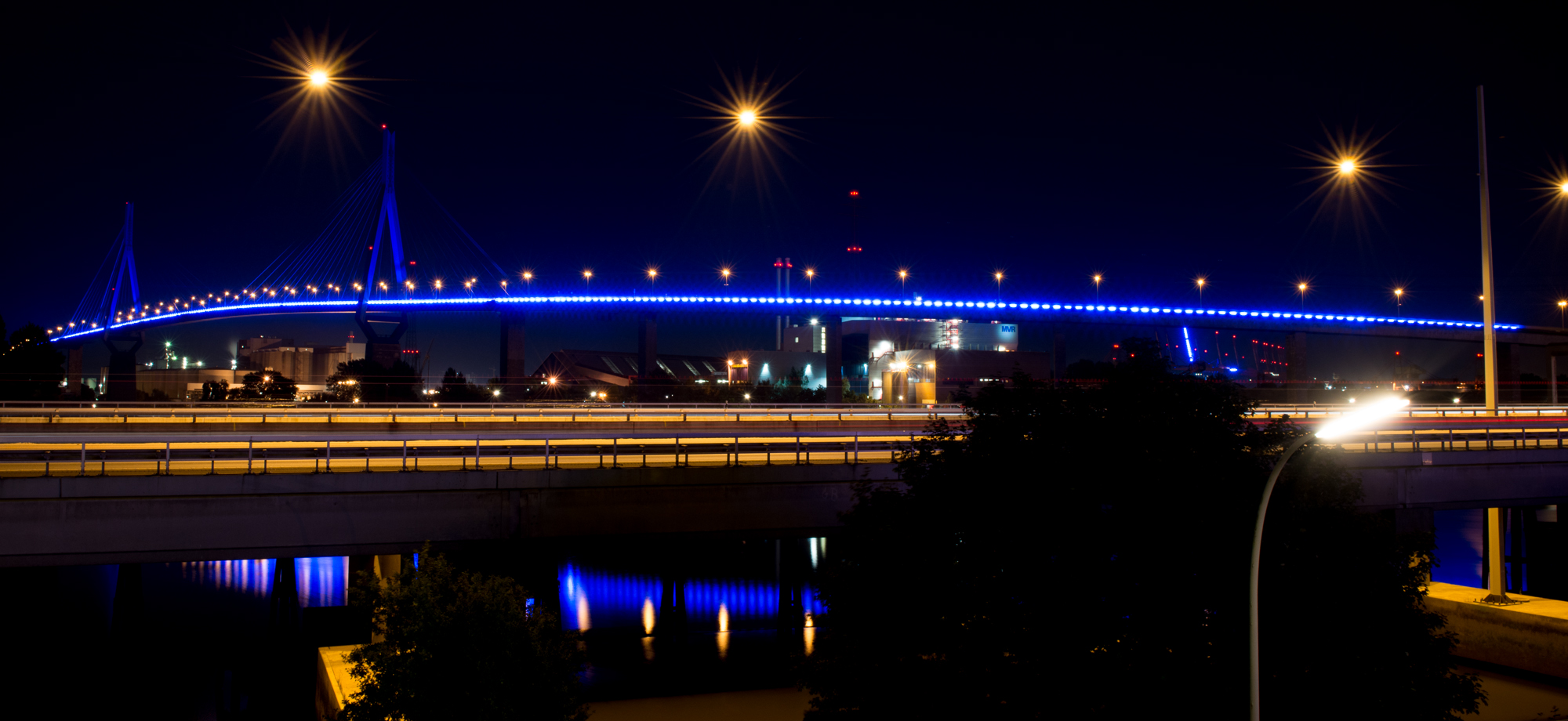 Köhlbrandbrücke HH in Blau