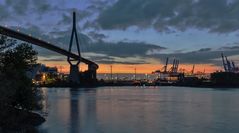 Köhlbrandbrücke im Abendlicht
