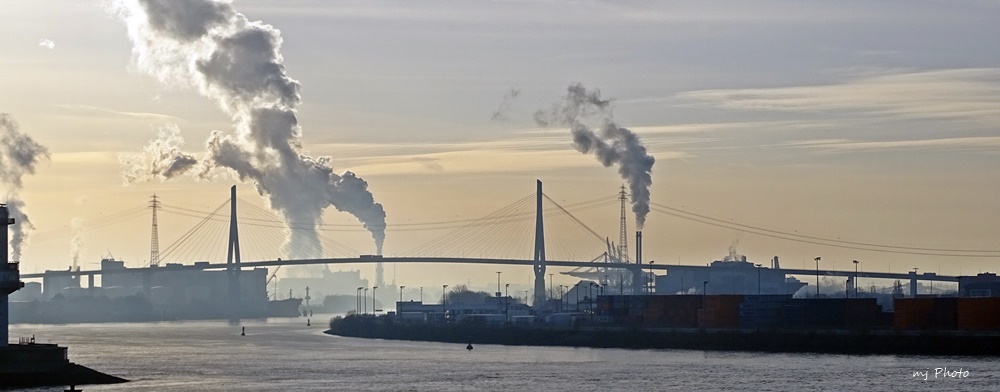 Köhlbrandbrücke im Dunst