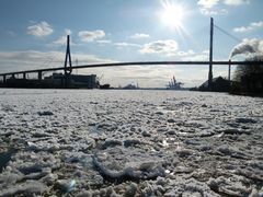 Köhlbrandbrücke im Gegenlicht