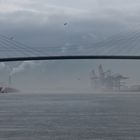 Köhlbrandbrücke im Nebel